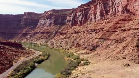 在科罗拉多河峡谷大峡谷红色砂岩岩石附近飞行的无人机视频的预览图