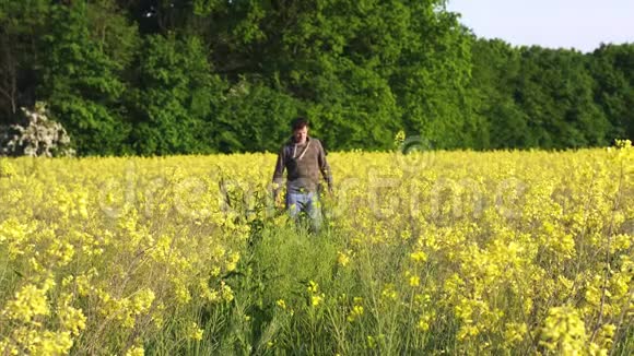 人走在草地上的野花黄花在乡村视频的预览图
