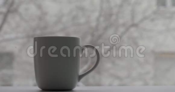 一杯热饮和降雪视频的预览图