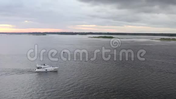 阴天的豪华摩托艇漂浮在湖面上游船在河上航行视频的预览图