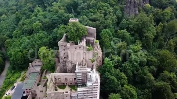 古中世纪的山上城堡被森林包围空中拍摄4k视频的预览图
