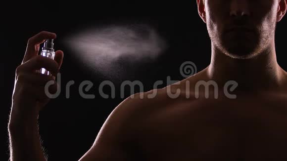 运动员在躯干上喷洒香水约会时的诱人香味慢节奏视频的预览图