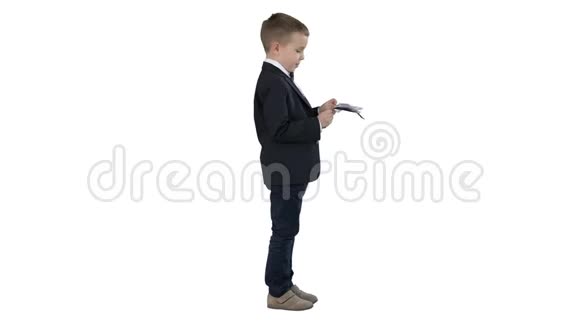 穿黑色西装的小男孩在白色背景上算钱视频的预览图