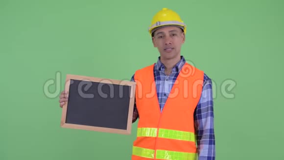 多民族建筑工人举着黑板竖起大拇指视频的预览图