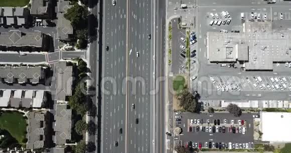 101屋顶太阳能电池板上的公路交通俯视图视频的预览图
