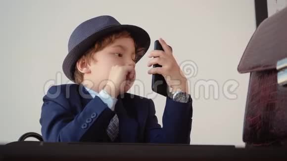 儿童商人浏览手机角色扮演视频的预览图