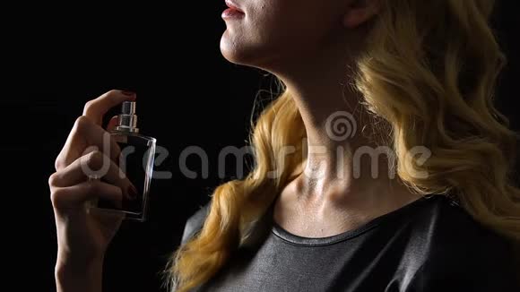 金发女人在脖子上喷香水诱人的香味调情时的信息素视频的预览图