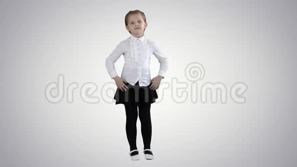 可爱的小女孩穿着白色连衣裙在渐变背景下的相机上摆姿势视频的预览图