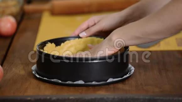 女人用苹果做自制馅饼视频的预览图
