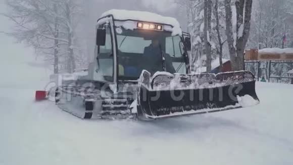 滑雪场娱乐活动滑雪场雪扫雪机雪洗衣机驱赶离开平坦的道路视频的预览图