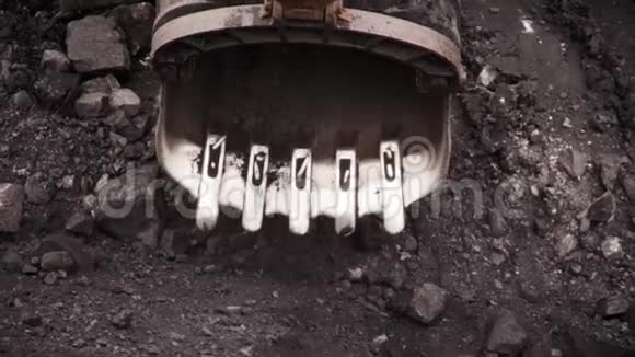 挖掘机装煤视频的预览图
