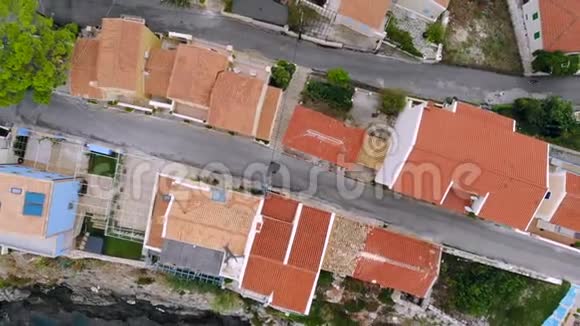 从高空俯瞰飞越地中海旅游小镇的屋顶视频的预览图