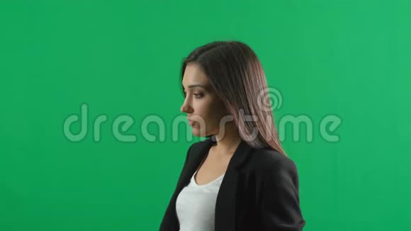 美丽的商业女性肖像期待拍摄绿色屏幕背景视频的预览图