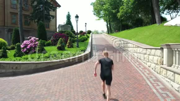 男跑运动员早上在公园跑步视频的预览图