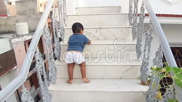 可爱的男婴走上楼梯视频的预览图