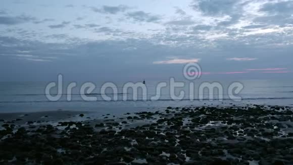威尔士风景海滩上日落的天空视频的预览图