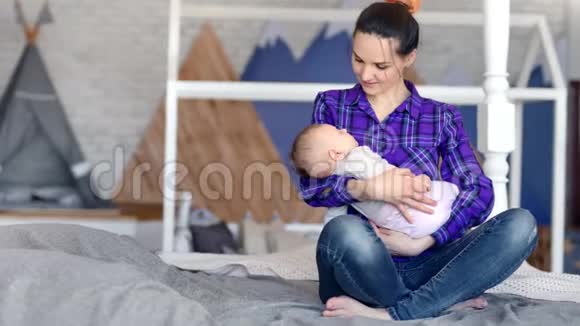 快乐时髦的年轻妈妈享受着母性的乐趣小可爱的宝宝全拍视频的预览图