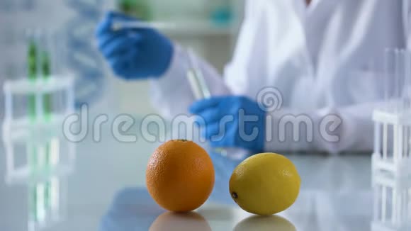 橙和柠檬实验台做香水提取物的化学家芳香疗法视频的预览图