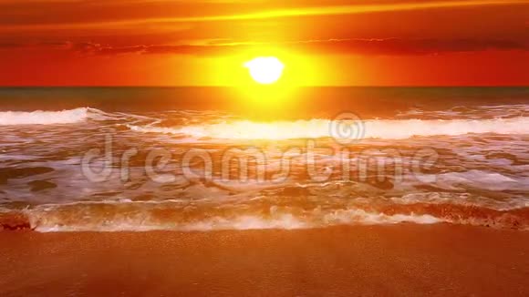 日落背景下的海景视频的预览图