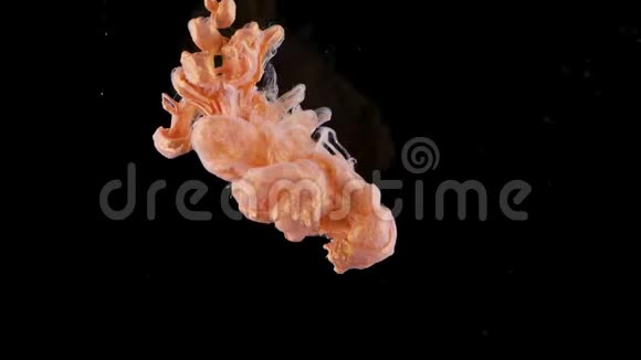 水中的油漆或油墨柔和的橙色或珊瑚的运动视频的预览图