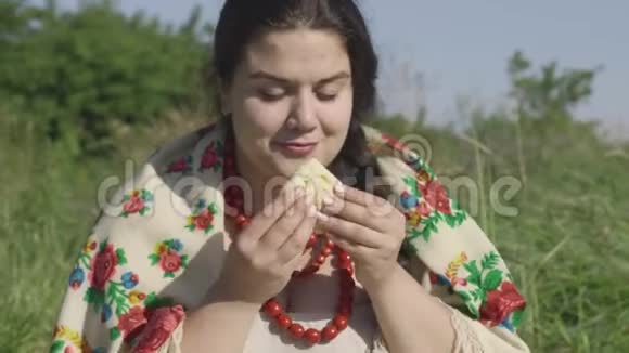 美丽的超重女人在户外吃薄煎饼和白奶酪的肖像健康自制食物连接视频的预览图