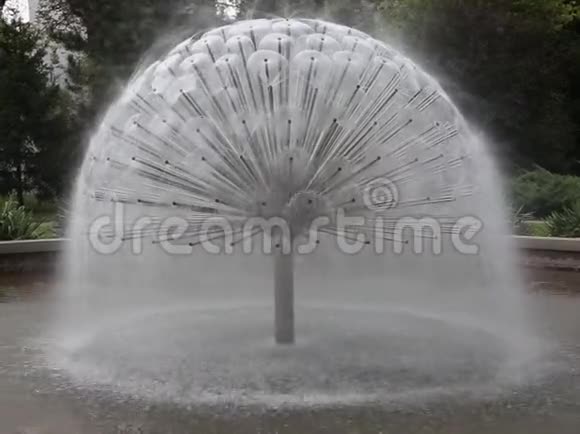 现代艺术喷泉视频的预览图