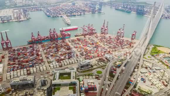 香港港口工业区货柜船吊车及汽车交通超逾时间视频的预览图