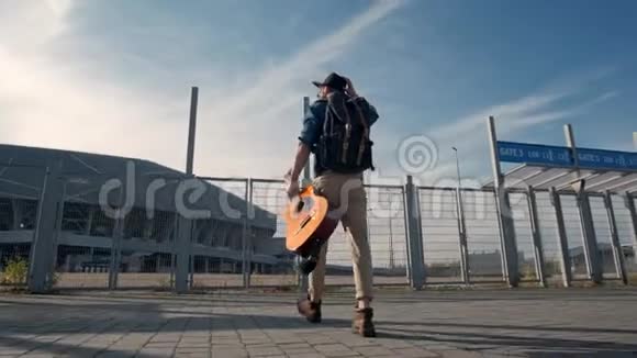 一个吉他手他在日落的路上视频的预览图