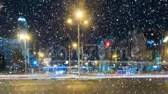 冬天城市街道上的夜间交通时间缩短降雪视频的预览图