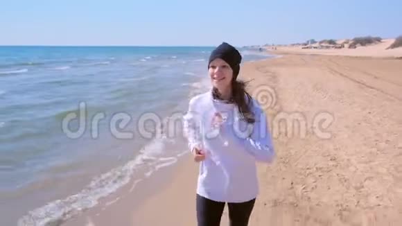幸福女子海上慢跑沙滩运动户外跑步训练肖像视频的预览图