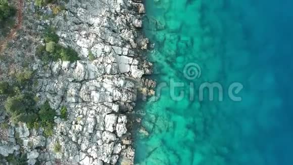 天堂岩石海岸线视频视频的预览图