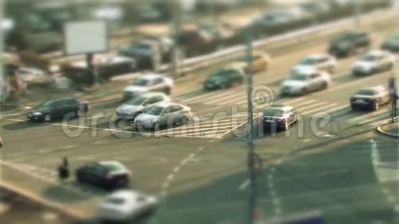 汽车驾驶倾斜转移在布加勒斯特视频的预览图