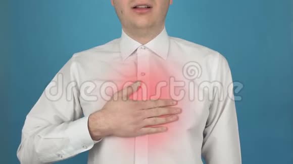 支气管炎或哮喘引起的肺区肋骨疼痛心力衰竭心肌梗死的概念视频的预览图