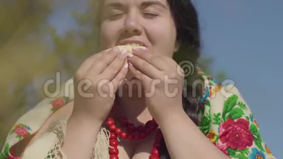 美丽的超重女人在户外吃薄煎饼和白奶酪的肖像健康自制食物连接视频的预览图