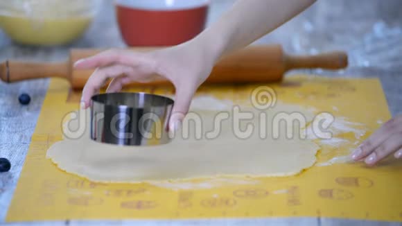 金属切割器切割出新鲜糕点的圆圈作为焦油视频的预览图
