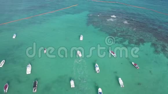 在蓝绿色加勒比海水域上空飞行船停泊和移动4k空中飞行视频的预览图