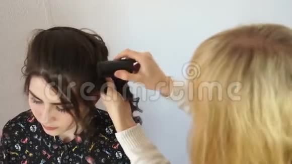 设计师把头发放在模特的头上视频的预览图