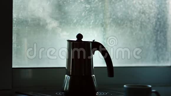 浓缩咖啡壶放在电炉上视频的预览图