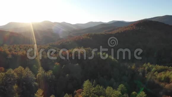 4达洛涅加瀑布期间格鲁吉亚山脉的空中瀑布景观视频的预览图