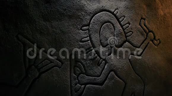 古代宇航员洞岩雕刻视频的预览图