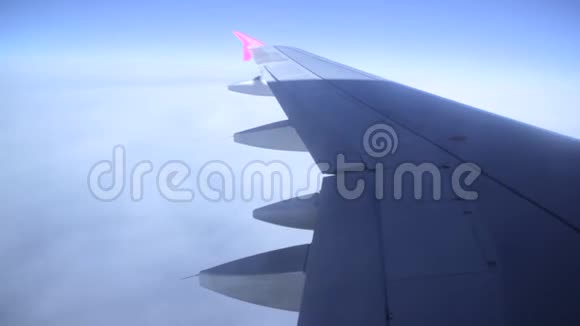 从平面的窗口查看飞机乘飞机旅行视频的预览图