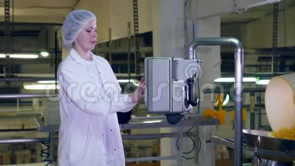 年轻妇女在食品生产设施中使用工厂设备视频的预览图