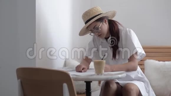 女孩在咖啡馆画画视频的预览图