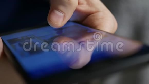 手指配合手机触屏工作视频的预览图