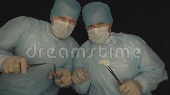 两名带手术器械的外科医生在镜头中看到了害怕和害怕医生医生的概念视频的预览图