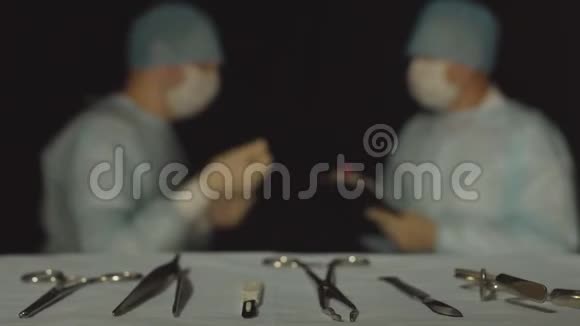 外科医生训练实习生在手术中实习生标记并写入文件夹讨论视频的预览图