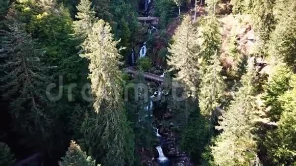 高山瀑布一座山的一侧巨大的溪流4k视频的预览图