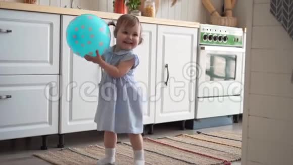小美丽的女婴站在厨房里试着跳舞视频的预览图