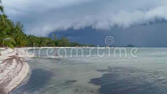 波涛汹涌的蓝海沙美岛苏梅岛的沙岸雨季泰国飓风和风暴警报视频的预览图