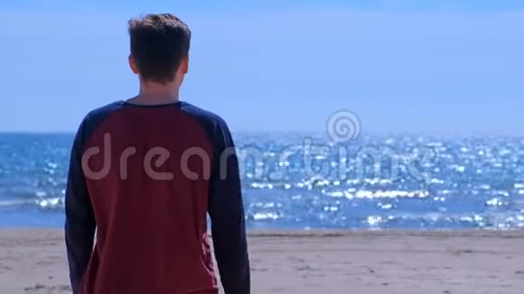 年轻人正在海上看沙滩后景视频的预览图
